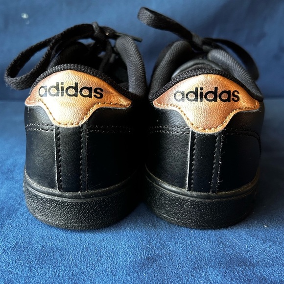 Adidas size 6.5 gold and black sneakers - Picture 4 of 6